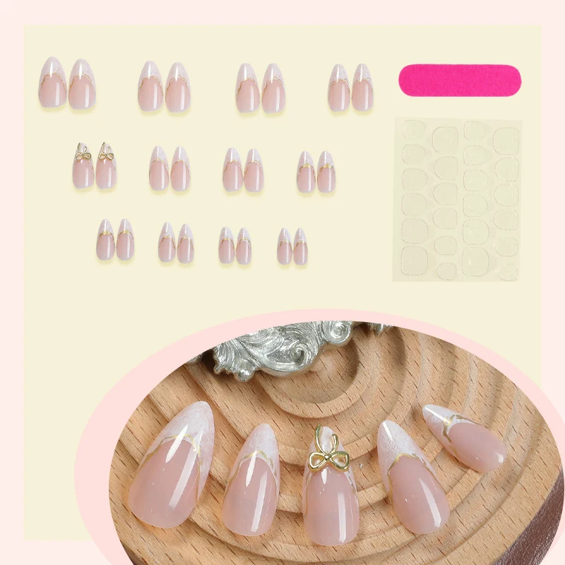 Kreatives Stiletto Kunstnagelset mit Goldverzierungen und transparentem Finish Karnz