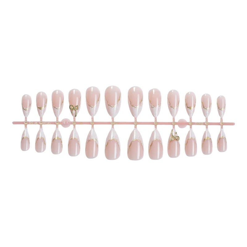 Kreatives Stiletto Kunstnagelset mit Goldverzierungen und transparentem Finish Karnz