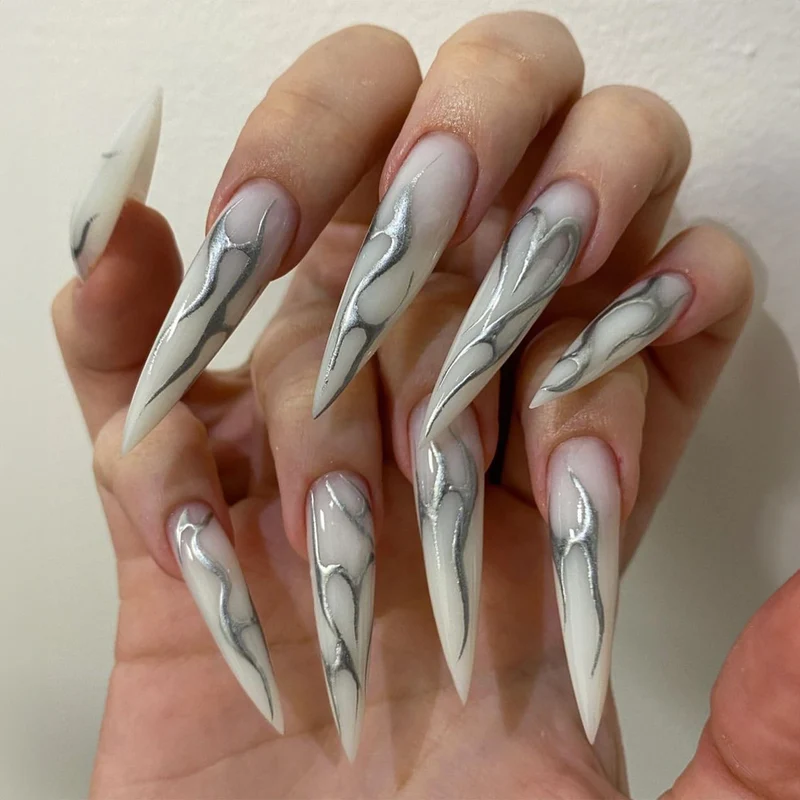 Kreatives Nagelset mit spitzen Kunstnägeln und Zubehör Karnz