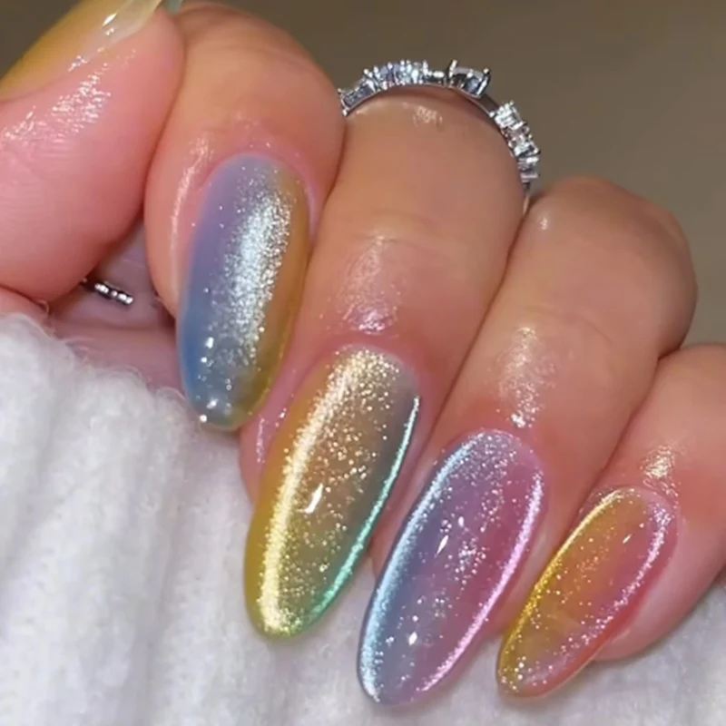 Kreatives Nagelset mit schimmernden Ombre-Effekten Karnz