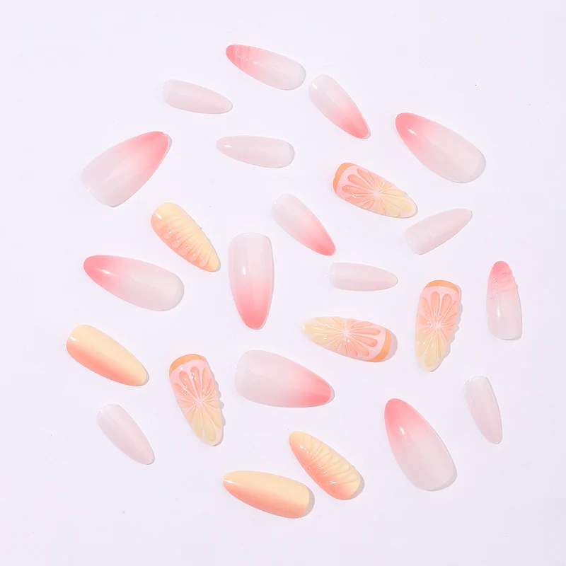 Kreatives Nagelset mit sanften Ombre-Effekten und eleganten Verzierungselementen Karnz