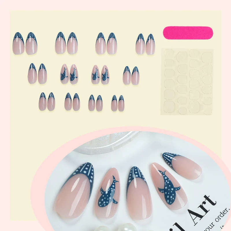 Kreatives Nagelset mit maritimem Design Karnz