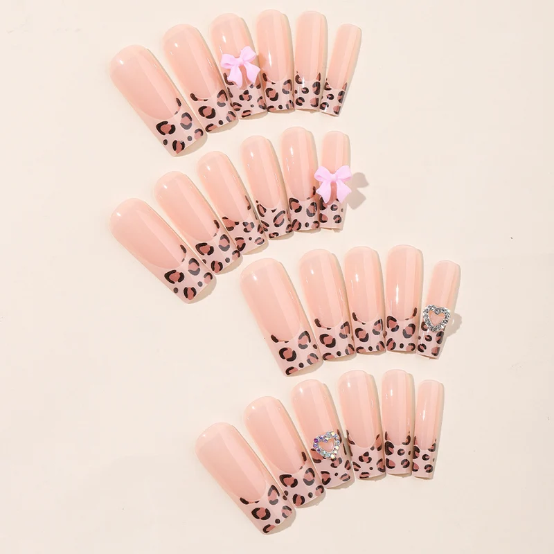 Kreatives Nagelset mit Leopardenmuster und Schleifenakzenten Karnz