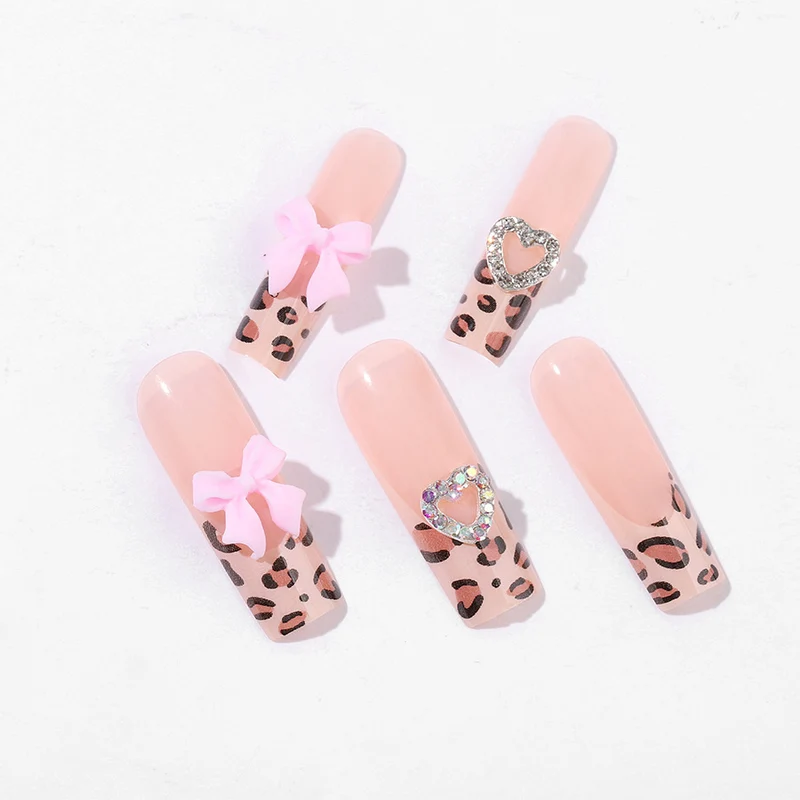 Kreatives Nagelset mit Leopardenmuster und Schleifenakzenten Karnz
