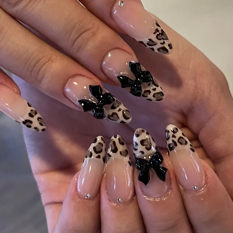 Kreatives Nagelset mit Leoparden-Design und Glitzerakzenten Karnz