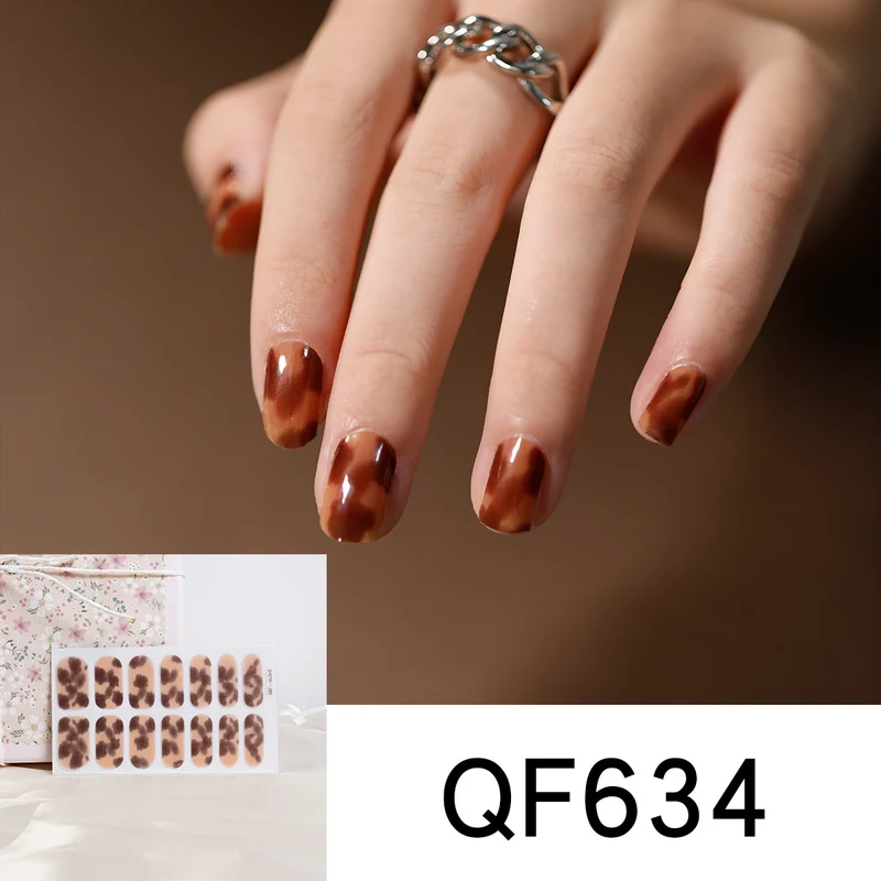 Künstliche Nagelgestaltung mit Herz-Motiv Karnz