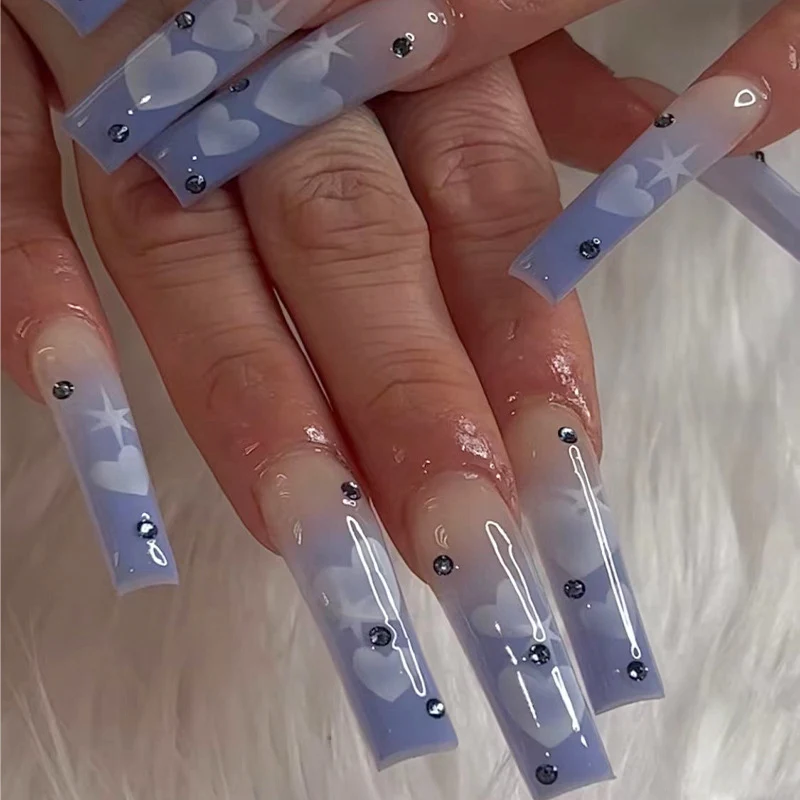 Künstliche Acryl-Nägel im modernen Herz-Design Karnz