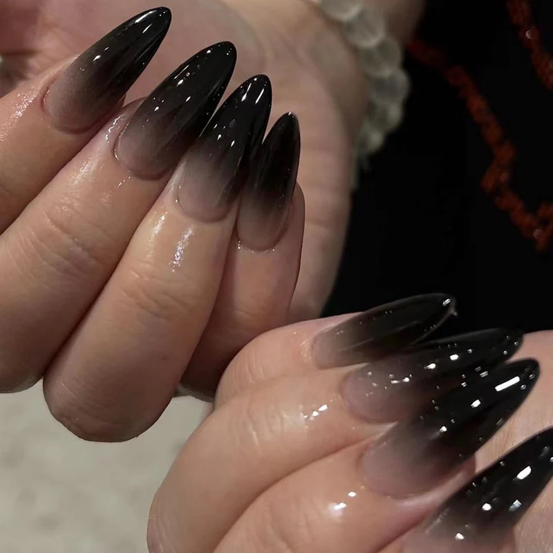 Kreative Stiletto-Nagelkunst mit blutroten Akzenten Karnz