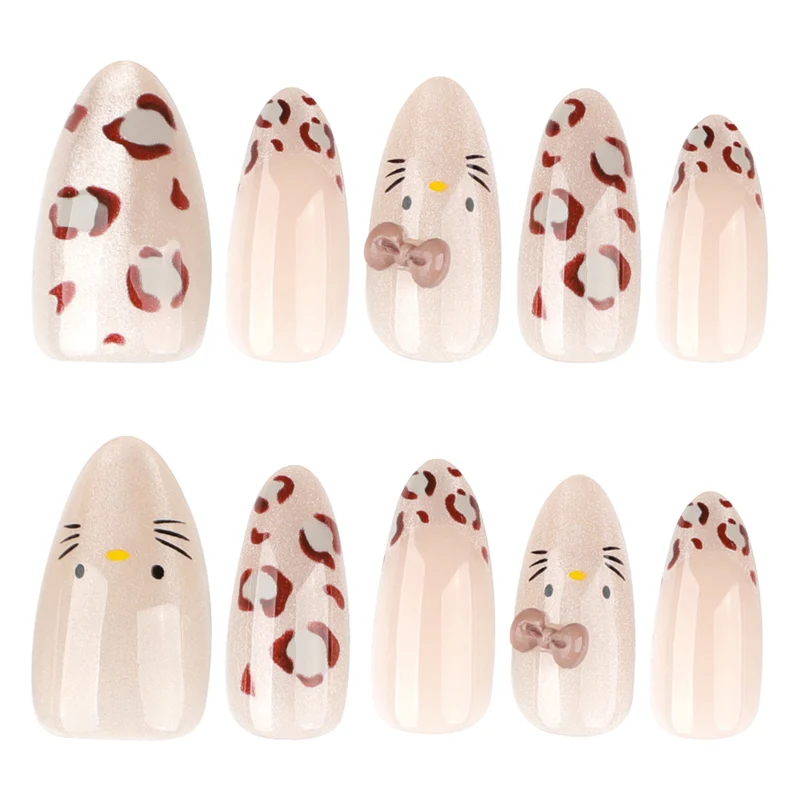 Kreative Nagelkunst mit niedlichem Katzenmotiv und Glitzerakzenten Karnz