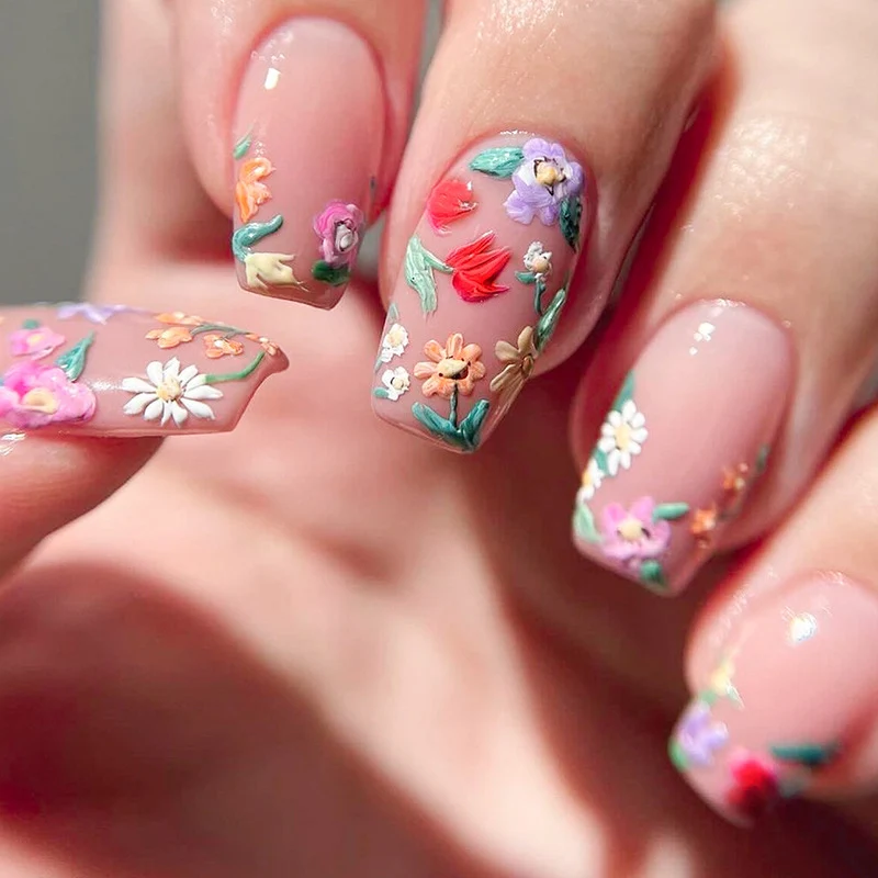Kreatives Nagelset mit floralen Motiven Karnz