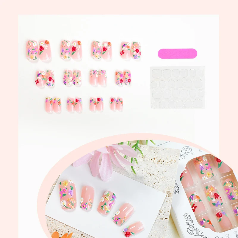 Kreatives Nagelset mit floralen Motiven Karnz