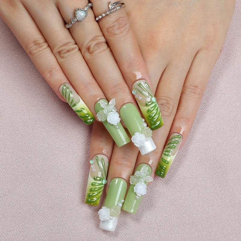 Kreatives Nagelset mit floralem Design und filigranen Akzenten Karnz
