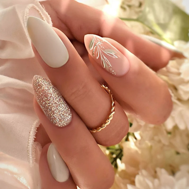 Kreatives Nagelset mit eleganten Verzierungen Karnz