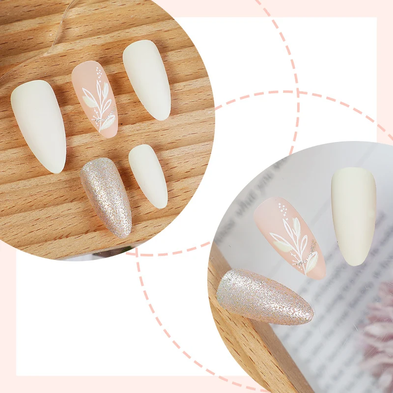 Kreatives Nagelset mit eleganten Verzierungen Karnz