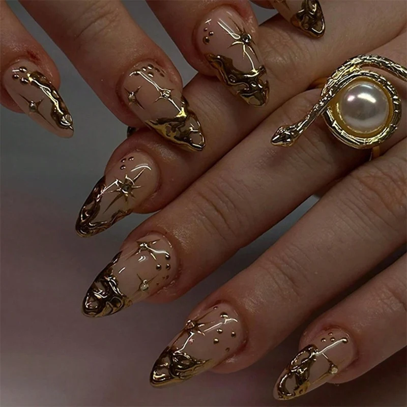 Kreatives Nagelset mit eleganten Goldverzierungen und funkelnden Akzenten Karnz