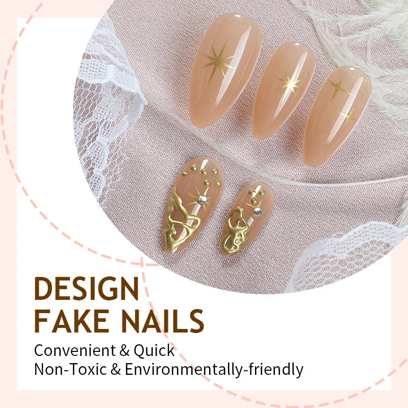 Kreatives Nagelset mit eleganten Goldverzierungen und funkelnden Akzenten Karnz