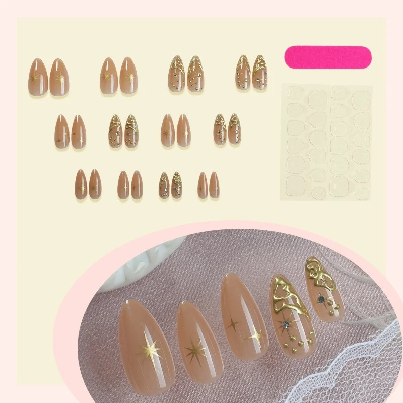 Kreatives Nagelset mit eleganten Goldverzierungen und funkelnden Akzenten Karnz