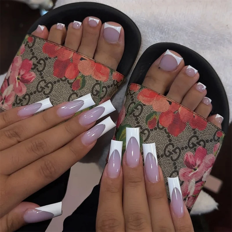 Kreatives Nagelset mit elegantem French-Tip und Glitzereffekten Karnz