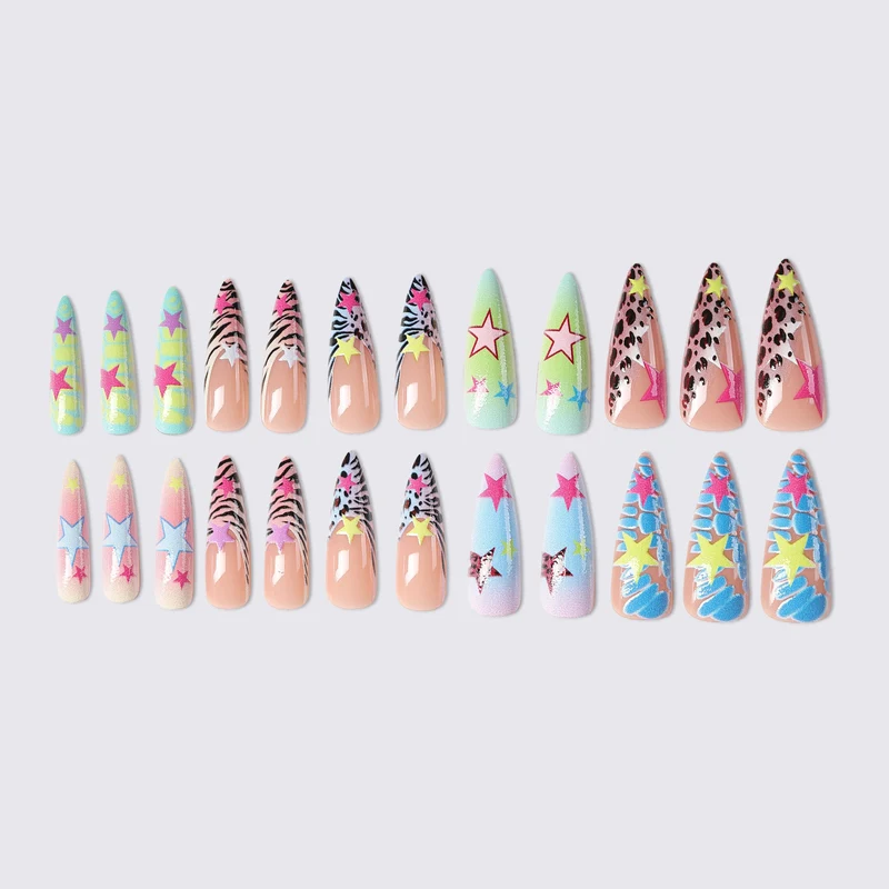 Kreatives Nagelset mit bunten Sternen und Tiermustern Karnz