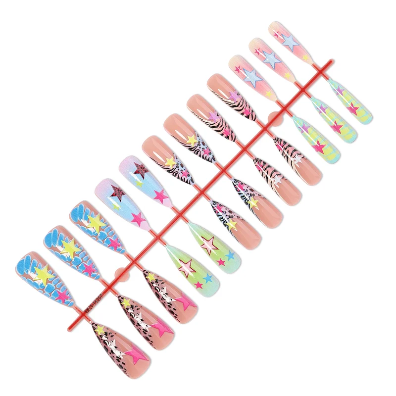 Kreatives Nagelset mit bunten Sternen und Tiermustern Karnz