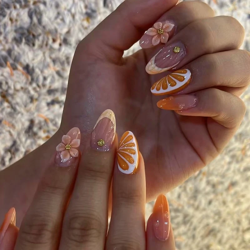 Kreatives Nagelset mit Blumen- und Fruchtverzierungen Karnz