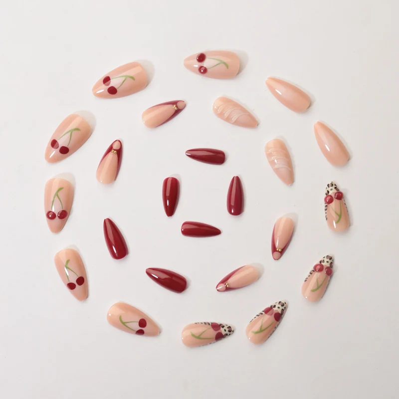 Kreatives Nageldesign mit stilvollem Blumen- und Leopardenmuster Karnz