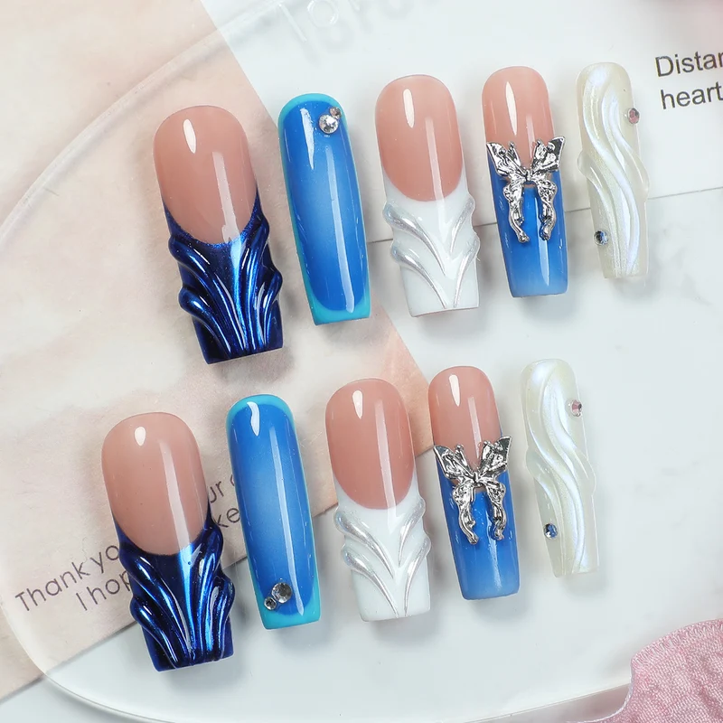 Kreatives Kunstnagelset mit zeitgenössischem Design und eleganten Details Karnz