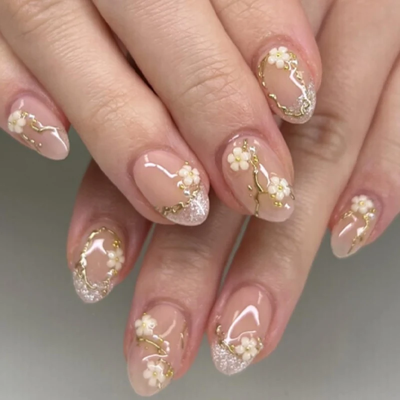 Kreatives Kunstnagelset mit zarter Blumendekoration und Glitzerelementen Karnz