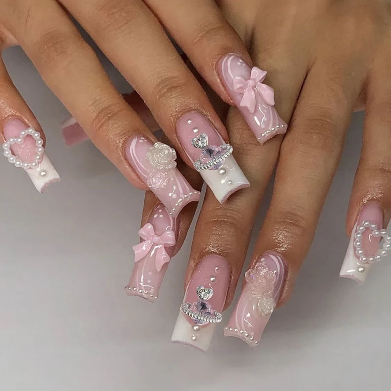Kreatives Kunstnagelset mit zarten Perlen- und Glanzakzenten Karnz