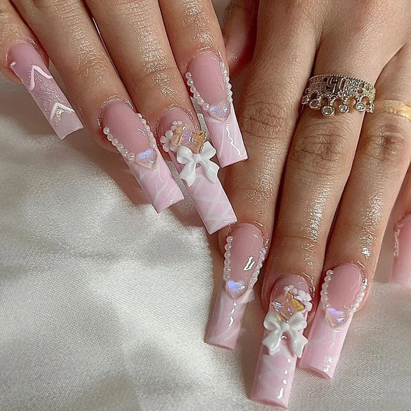 Kreatives Kunstnagelset mit zarten Perlen- und Glanzakzenten Karnz