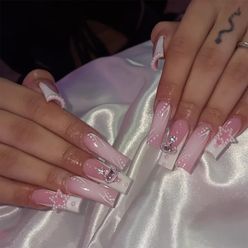 Kreatives Kunstnagelset mit zarten Perlen- und Glanzakzenten Karnz
