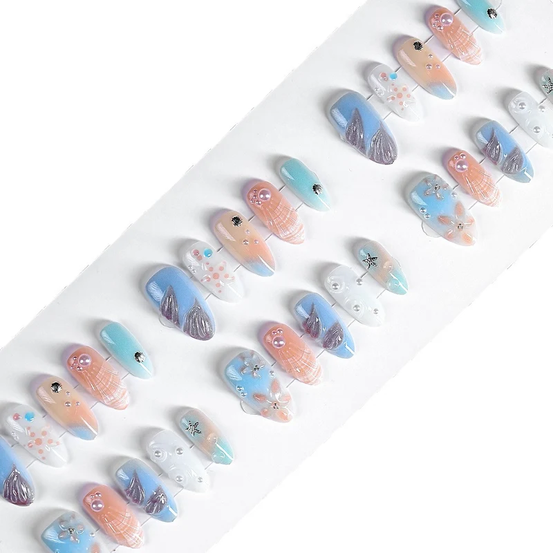 Kreatives Kunstnagelset mit zarten floralen und maritimen Designs Karnz