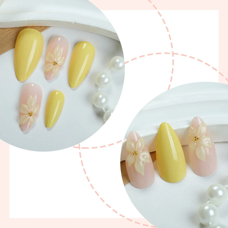 Kreatives Kunstnagelset mit zarten Blütenmotiven Karnz