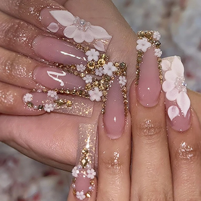 Kreatives Kunstnagelset mit zarten Blüten- und Glanzverzierungen Karnz