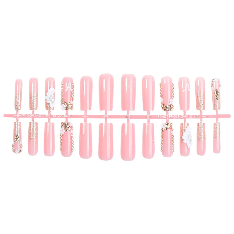Kreatives Kunstnagelset mit zarten Blüten- und Glanzverzierungen Karnz