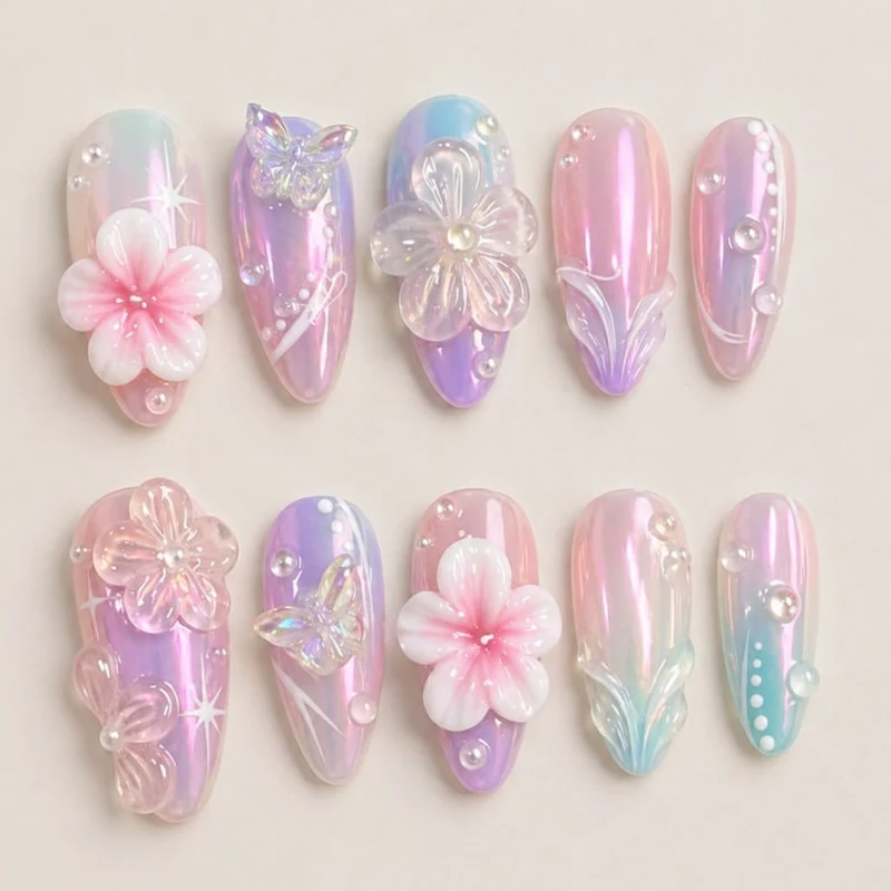 Kreatives Kunstnagelset mit zarten Blumen- und Glitzerdetails Karnz