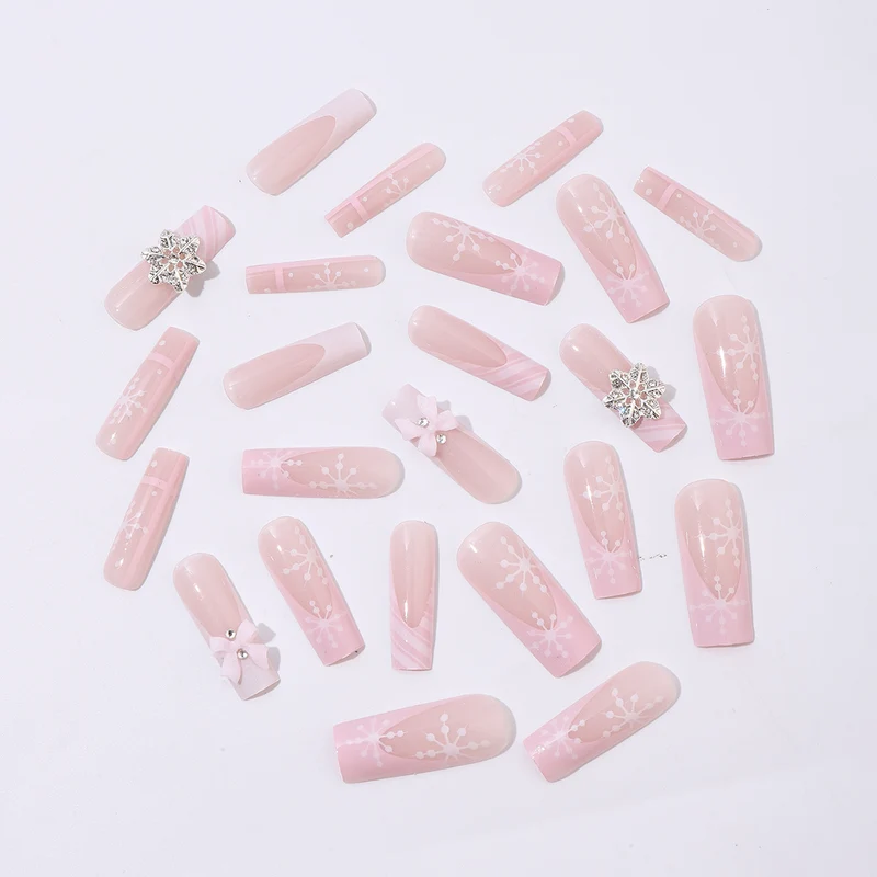 Kreatives Kunstnagelset mit zarten Blumen- und Glitzerakzenten Karnz