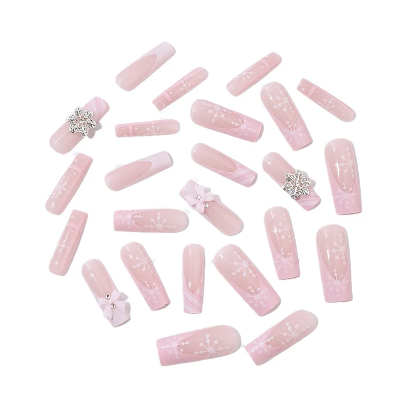 Kreatives Kunstnagelset mit zarten Blumen- und Glitzerakzenten Karnz