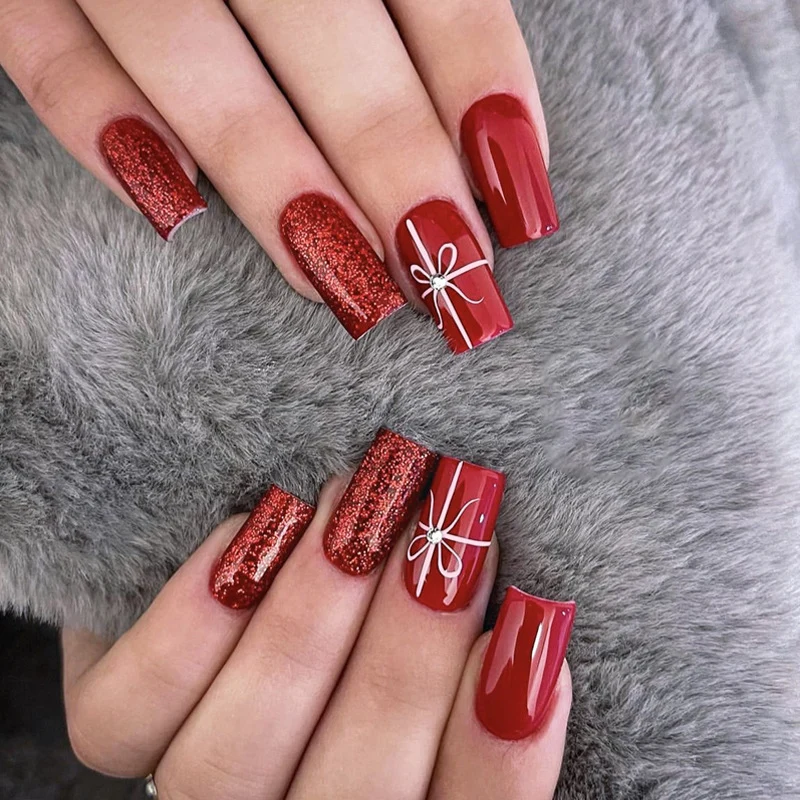 Kreatives Kunstnagelset mit winterlichen Motiv- und Glitzereffekten Karnz