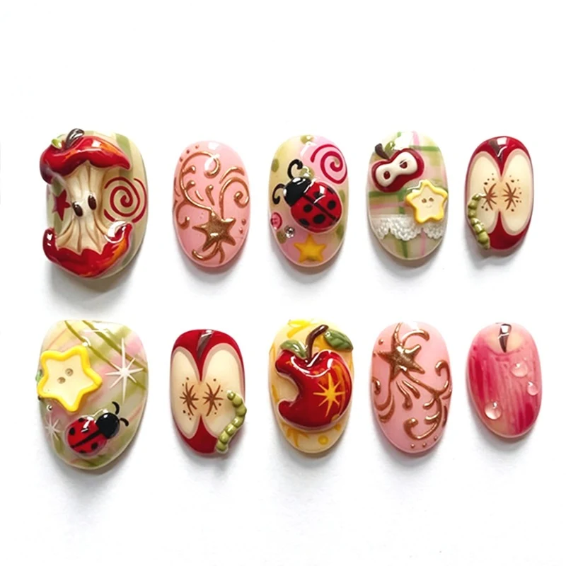 Kreatives Kunstnagelset mit verspielten Motiven und Glitzerakzenten Karnz