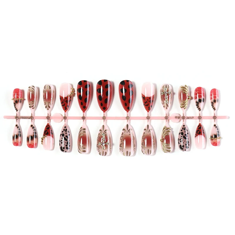 Kreatives Kunstnagelset mit verspielten Marienkäfer- und Glitzerakzenten Karnz