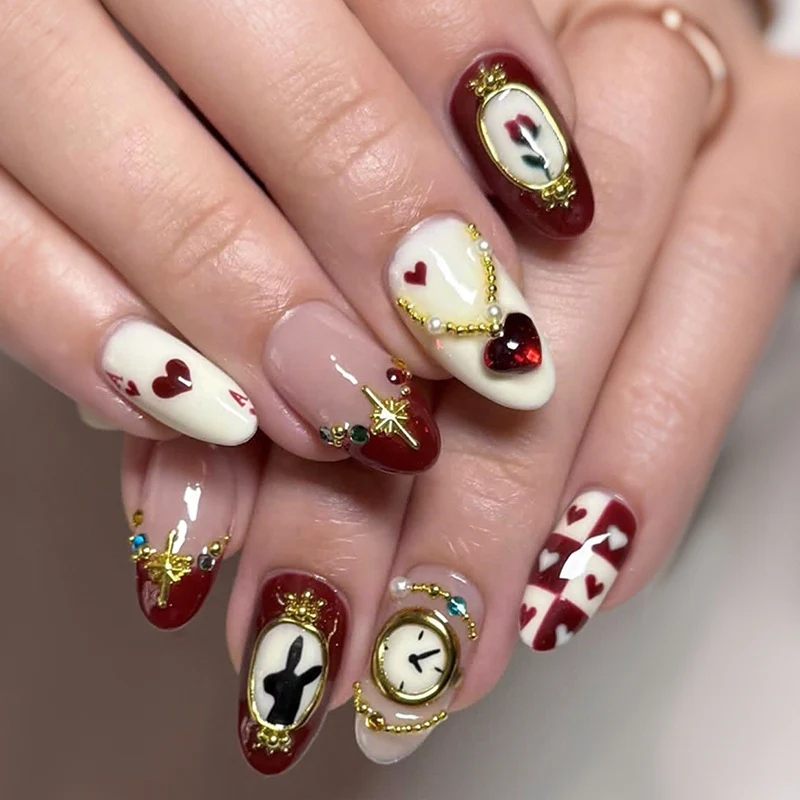 Kreatives Kunstnagelset mit verspielten Herz- und Uhrenmotiven Karnz