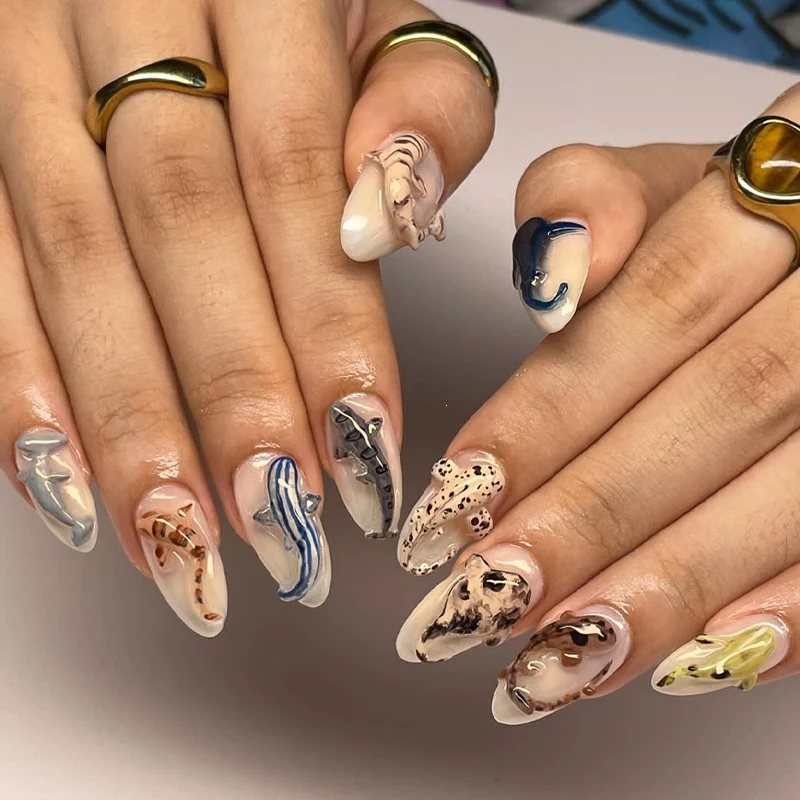 Kreatives Kunstnagelset mit verspielten Fischmotiven Karnz