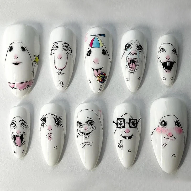 Kreatives Kunstnagelset mit verspielten Designs Karnz