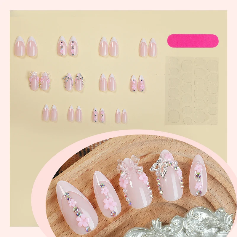 Kreatives Kunstnagelset mit verspielten Blüten- und Glitzerakzenten Karnz