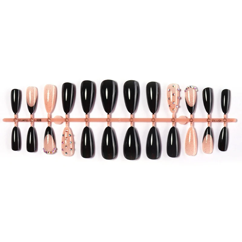 Kreatives Kunstnagelset mit verschiedenen aufregenden Designs Karnz