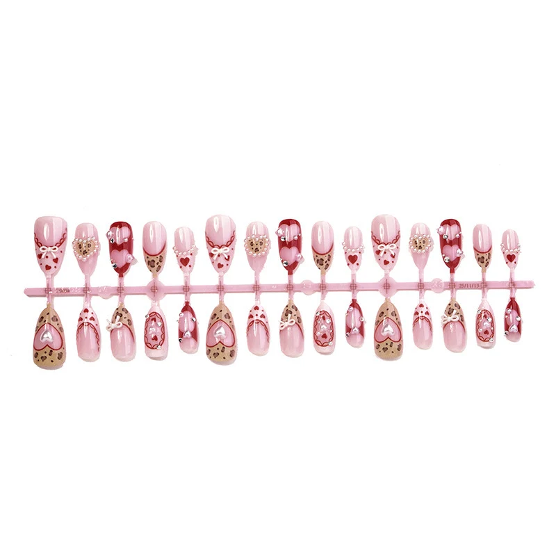 Kreatives Kunstnagelset mit süßen Herz- und Schleifenmotiven Karnz