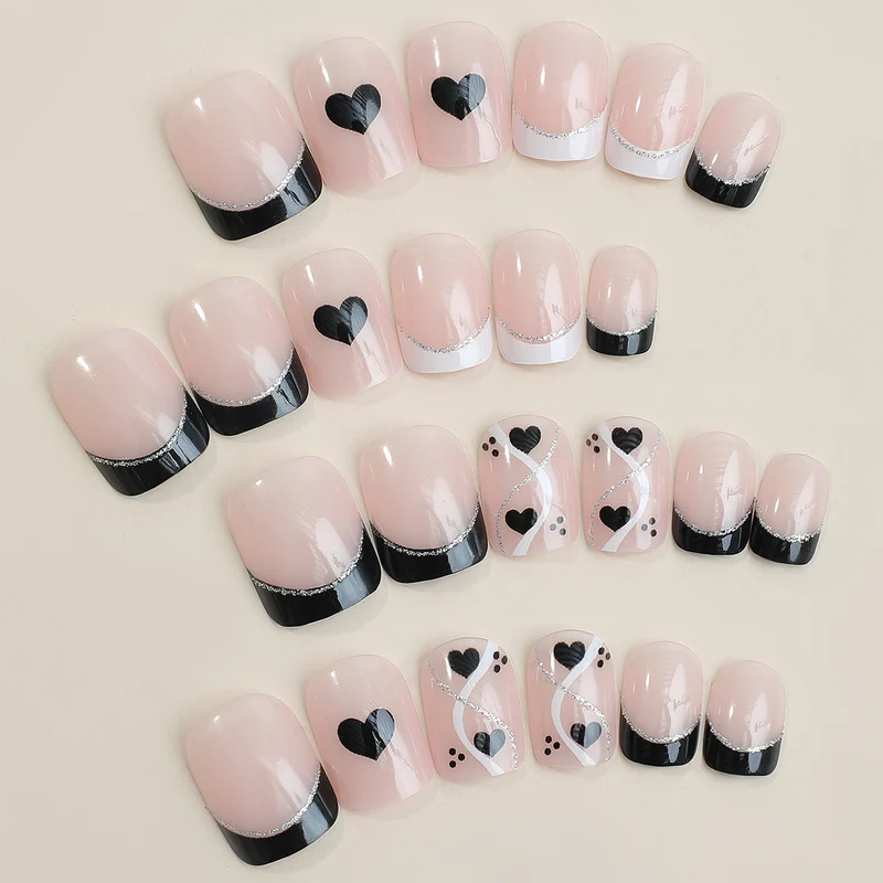 Kreatives Kunstnagelset mit süßem Herzdesign Karnz