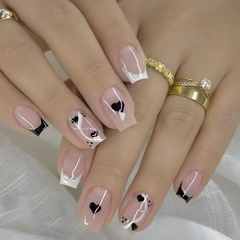 Kreatives Kunstnagelset mit süßem Herzdesign Karnz