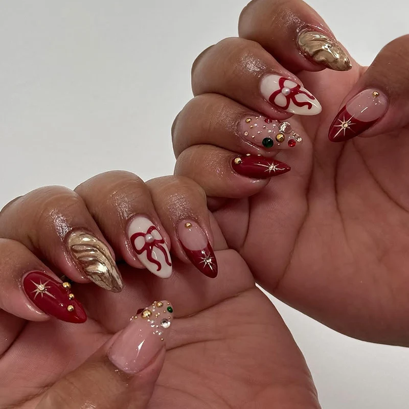 Kreatives Kunstnagelset mit stilvollen Details Karnz